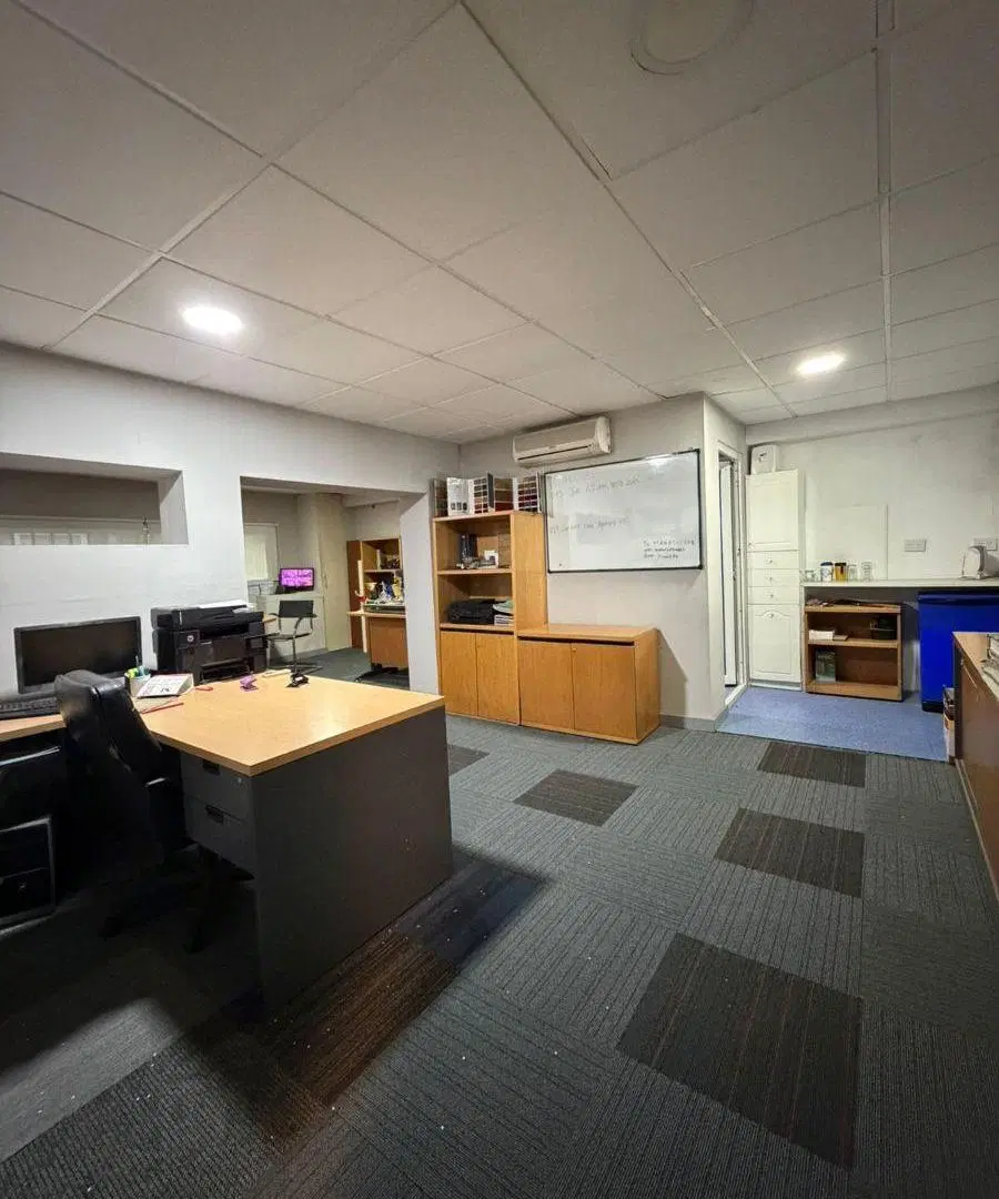 VENTA EN BLOCK GALPON + OFICINAS + 2 AMPLIOS DEPARTAMENTOS 4