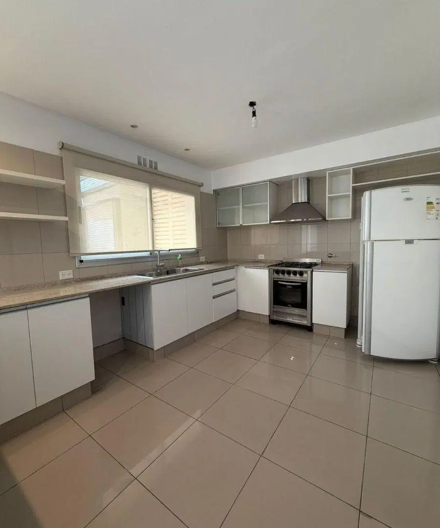 Hermoso Chalet 5 Amb con parrilla, pileta y garage. 2
