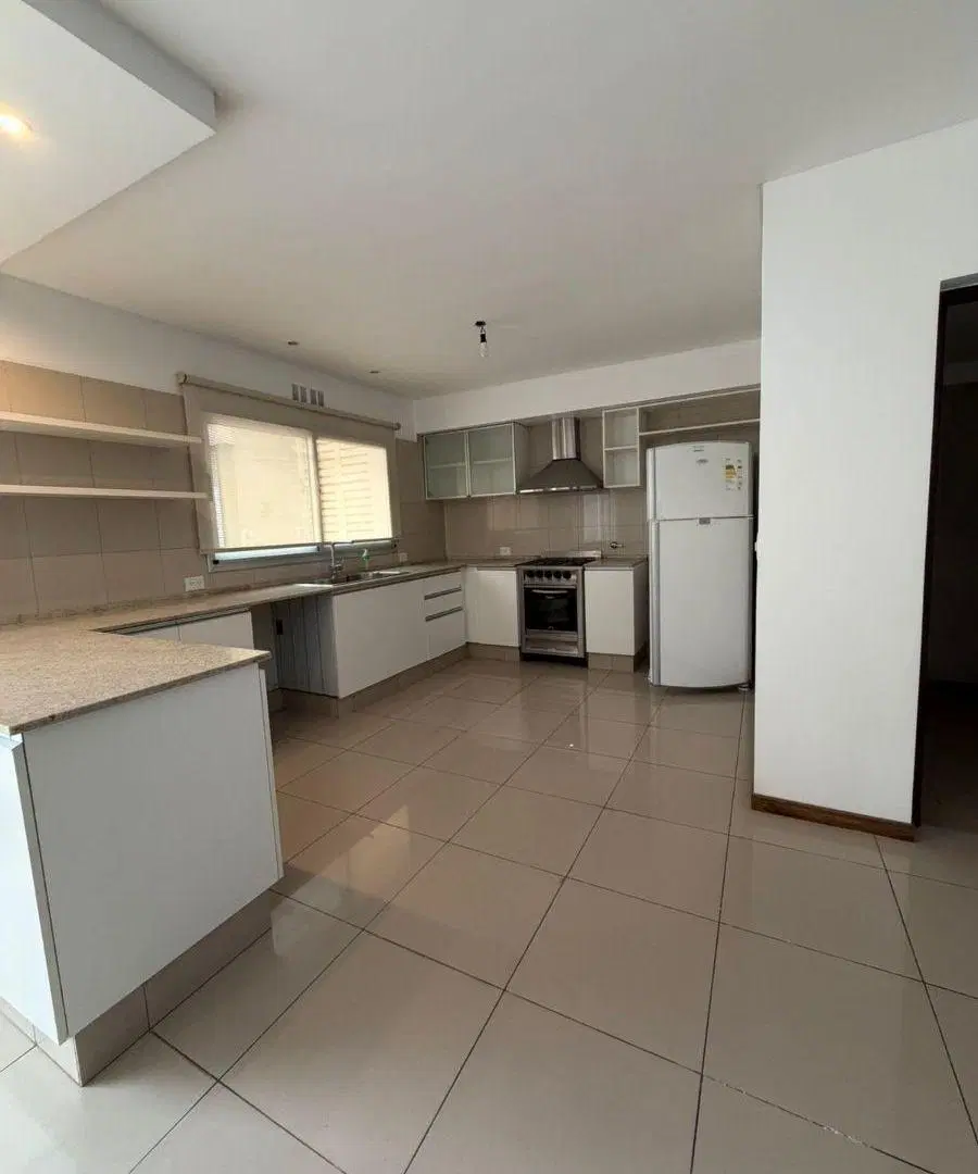 Hermoso Chalet 5 Amb con parrilla, pileta y garage. 4