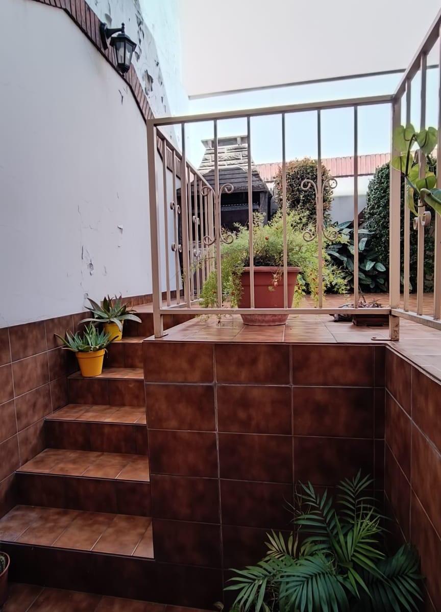 Excelente Triplex 4 Ambientes con Patio y Cochera 2