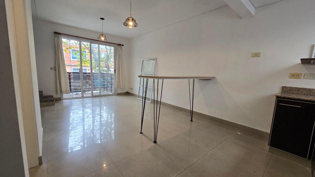 Hermoso dúplex con balcón y terraza propia en Alquiler
