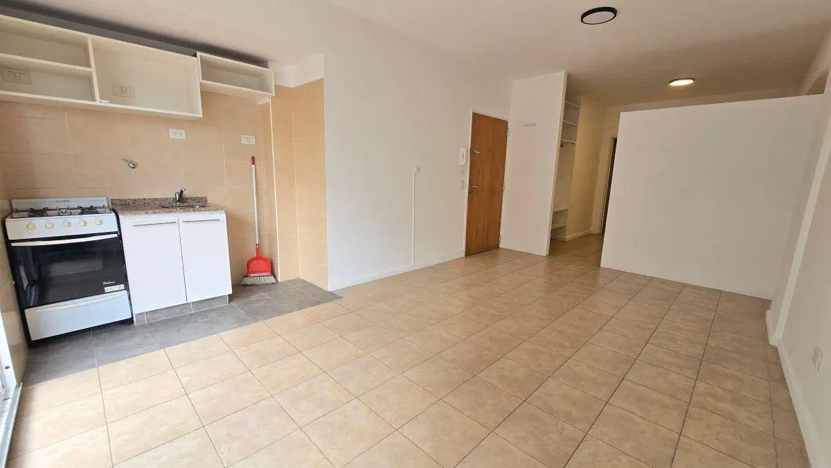 RESERVADO - Monoambiente dividido al frente con baño en suite 3