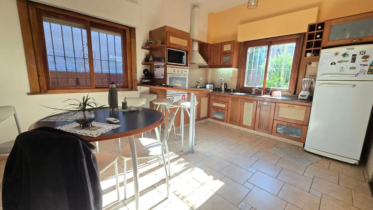 Casa en lote propio, jardín, pileta y quincho 3