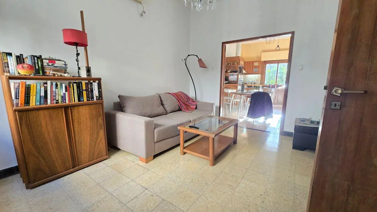 Casa en lote propio, jardín, pileta y quincho 4