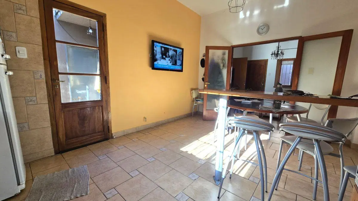 Casa en lote propio, jardín, pileta y quincho 1