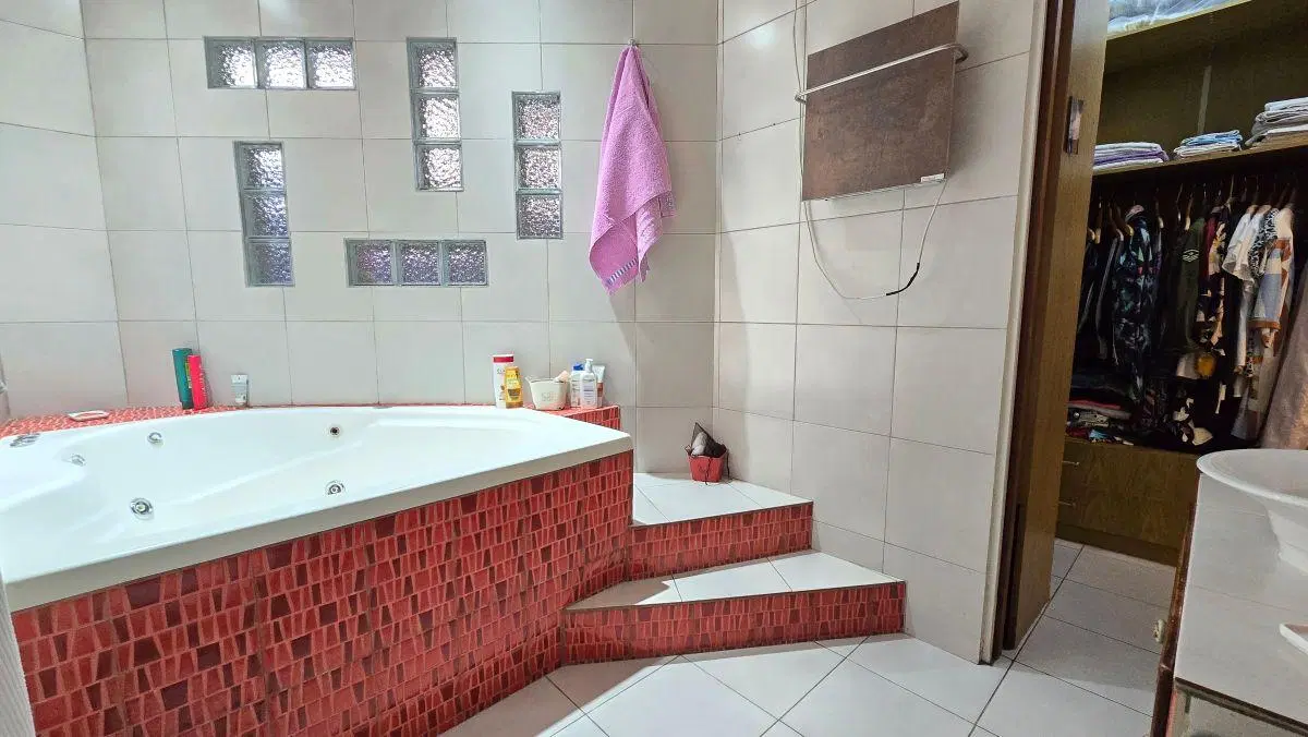 Casa en lote propio, jardín, pileta y quincho 5