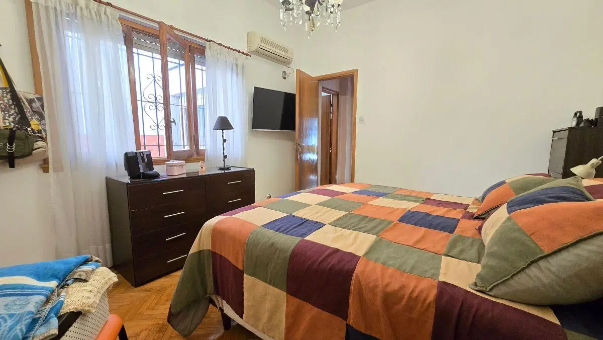 Casa en lote propio, jardín, pileta y quincho 2