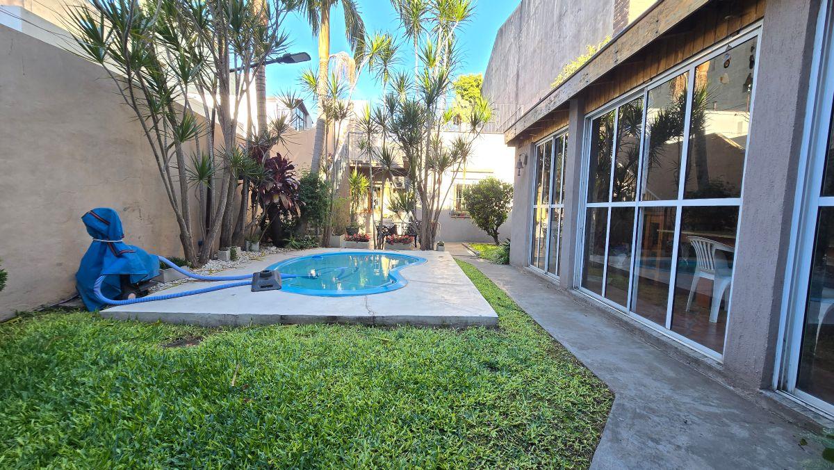 Casa en lote propio, jardín, pileta y quincho