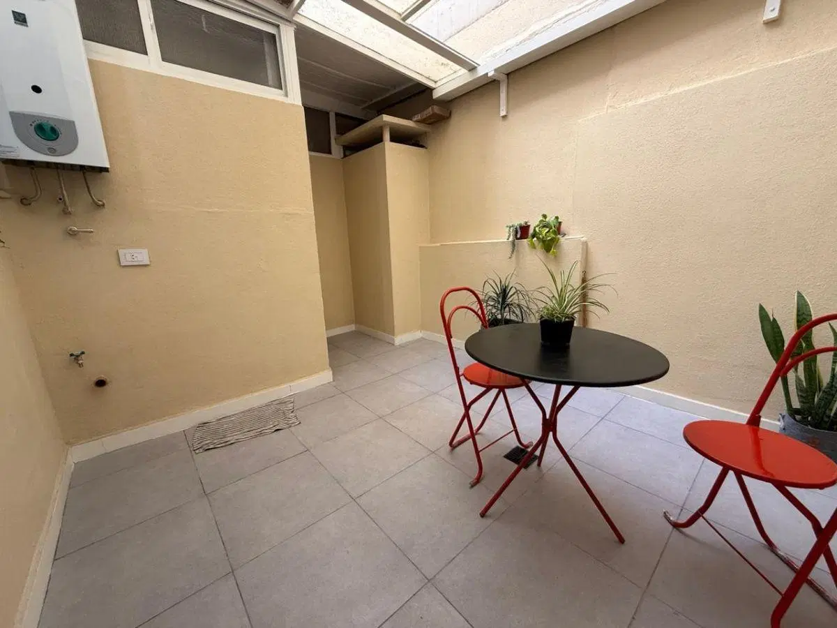 Departamento 2 ambientes con patio, refaccionado a nuevo 3