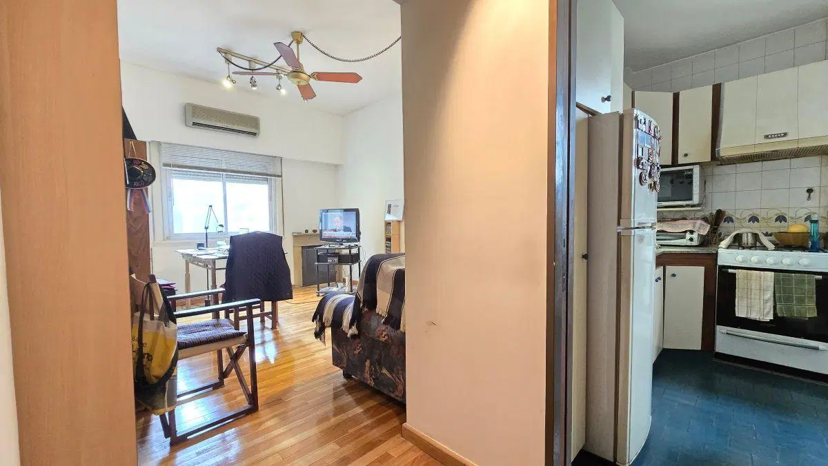 Departamento 3 ambientes, excelente ubicación. 2do piso por escalera 4