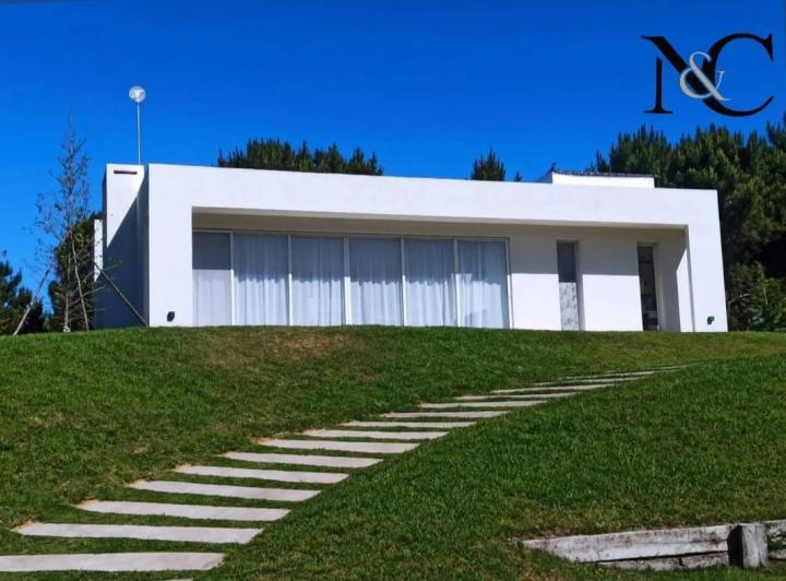 Casa en venta en Costa Esmeralda fondo libre 3