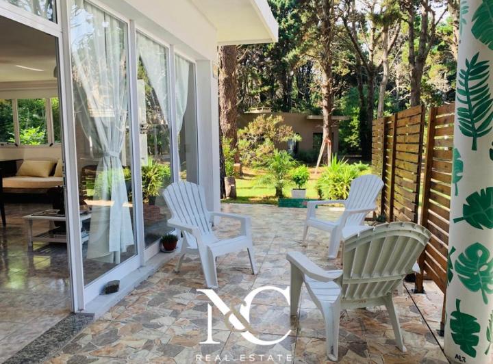 Casa en  venta mas 2 chalets, permuta, A DOS CUADRAS DEL MAR, Costa del Este 5