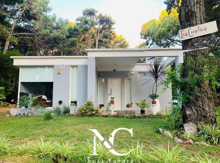 Casa en  venta mas 2 chalets, permuta, A DOS CUADRAS DEL MAR, Costa del Este 1
