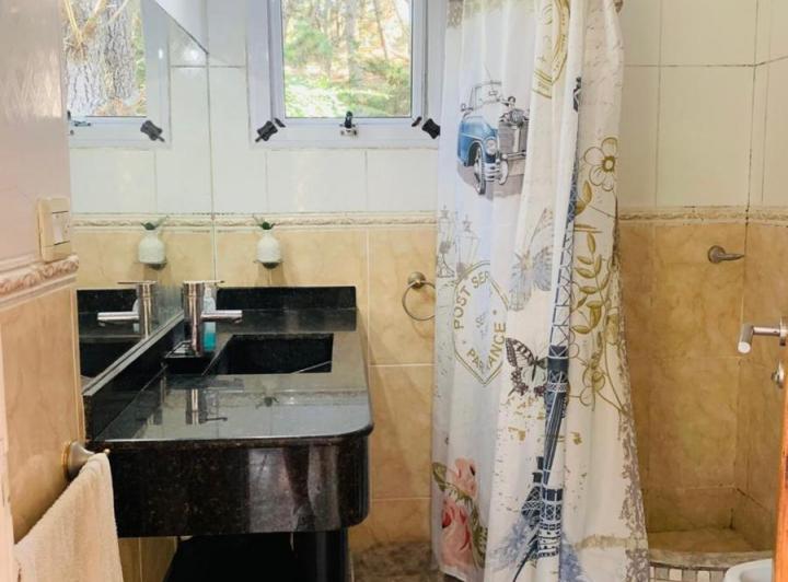 Casa en  venta mas 2 chalets, permuta, A DOS CUADRAS DEL MAR, Costa del Este 3