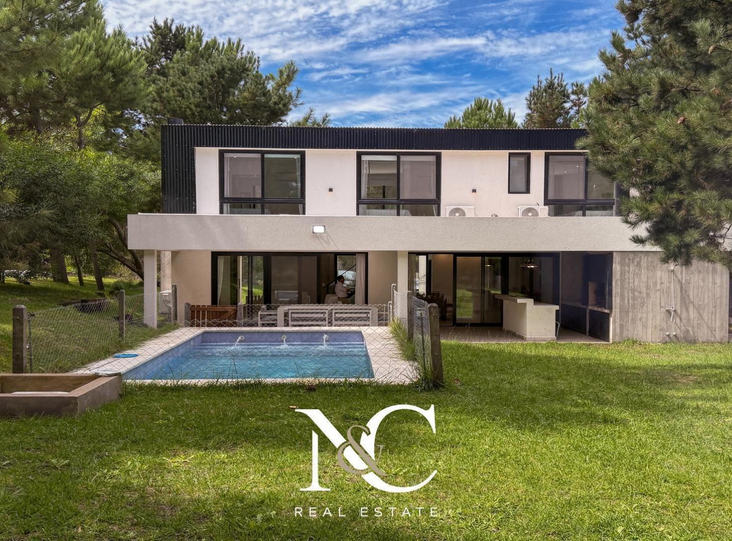 Casa en venta en Costa Esmeralda con fondo libre y piscina
