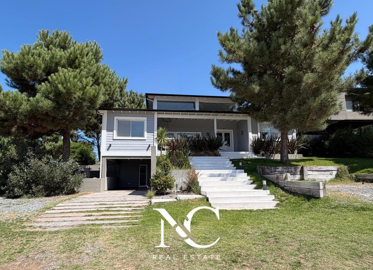 Casa en venta en Costa Esmeralda con fondo libre y pileta