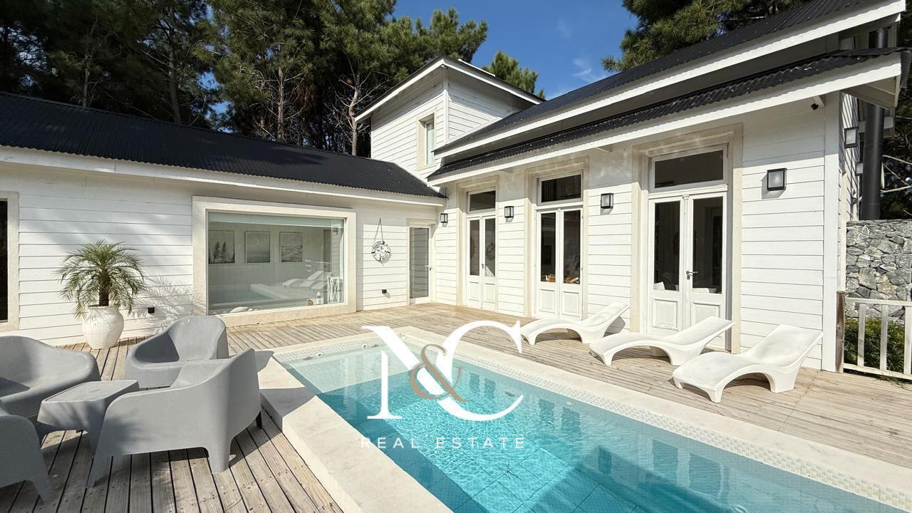 Casa en venta en Costa Esmeralda Estilo único fondo al bosque