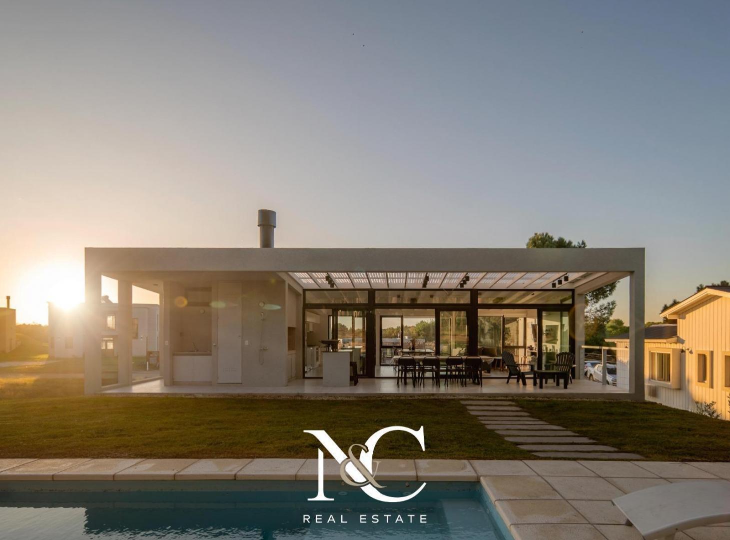 Casa en venta en Costa Esmeralda con fondo libre y piscina