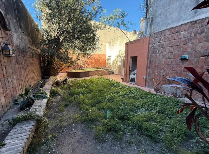 Casa en  Centro de 4 dormitorios , local al frente , patio verde y pileta. Terreno