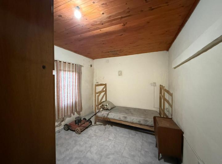 Casa 2 dormitorios con salida al Rio , amplio terreno forestado , galpón para lancha. 3