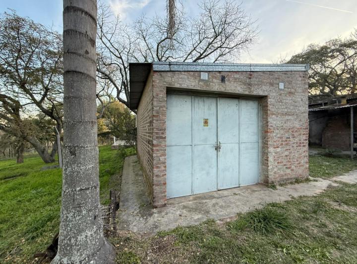 Casa 2 dormitorios con salida al Rio , amplio terreno forestado , galpón para lancha. 1