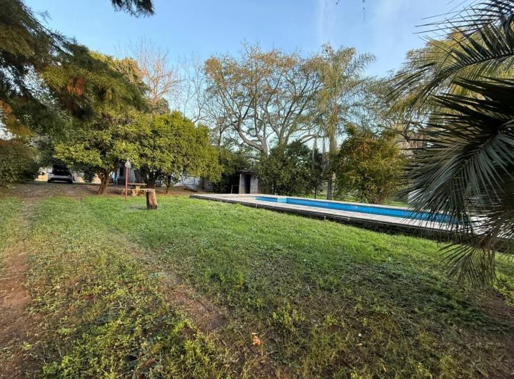 Casa 2 dormitorios con salida al Rio , amplio terreno forestado , galpón para lancha. 4