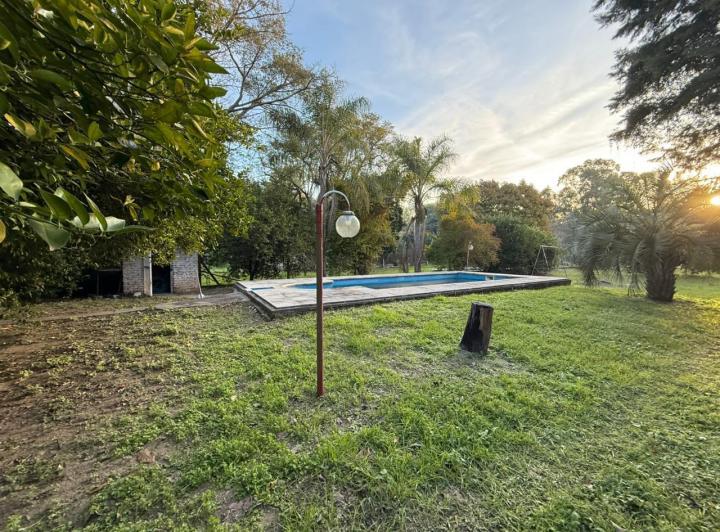 Casa 2 dormitorios con salida al Rio , amplio terreno forestado , galpón para lancha. 5