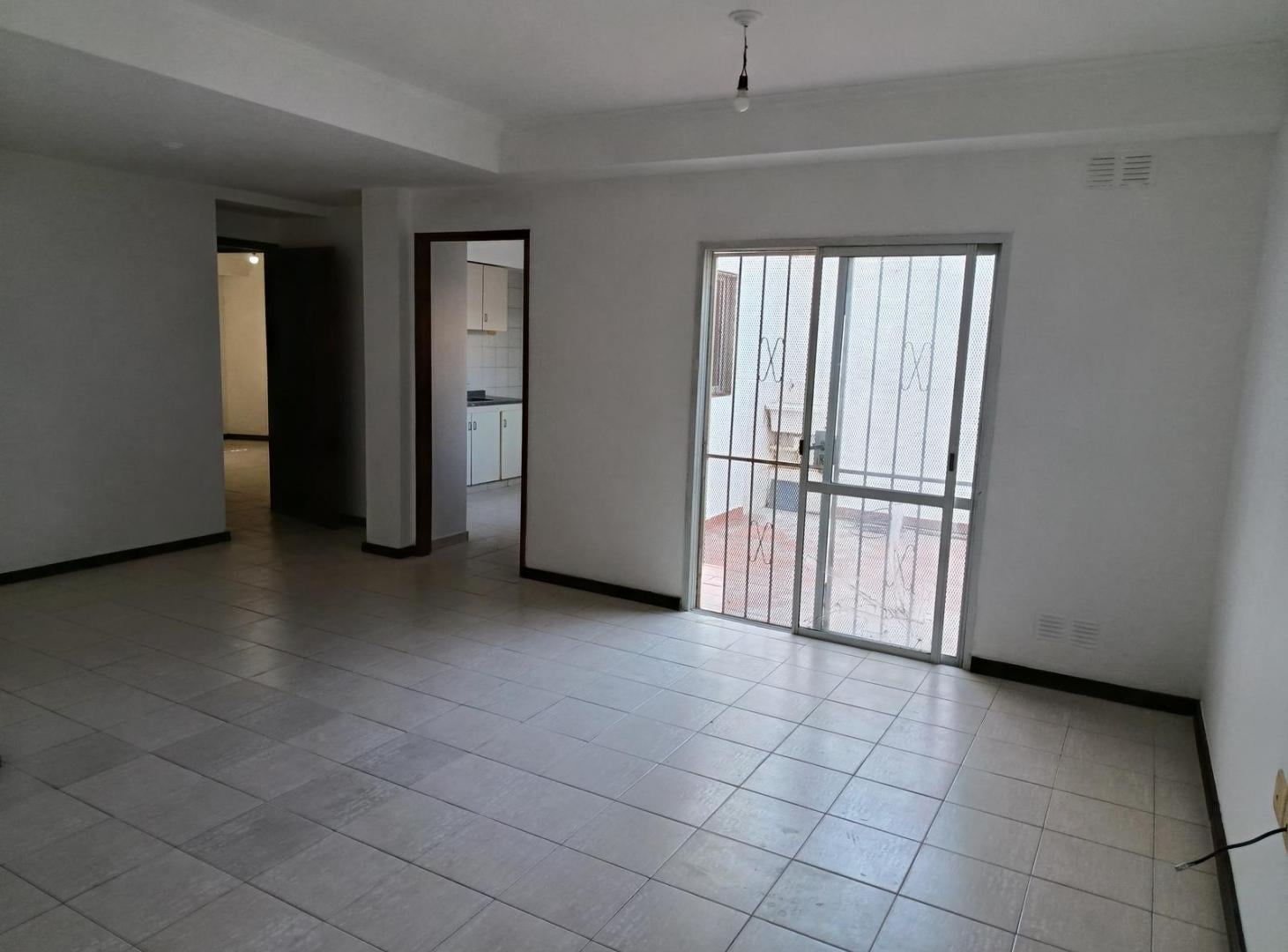 Royo Inmobiliaria alquila dpto dos dormitorios amplio zona Centro