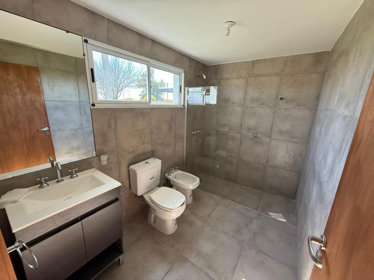 Royo Inmobiliaria alquila casa con Pileta en Barrio Privado Quiloazas sobre Ruta 1 4