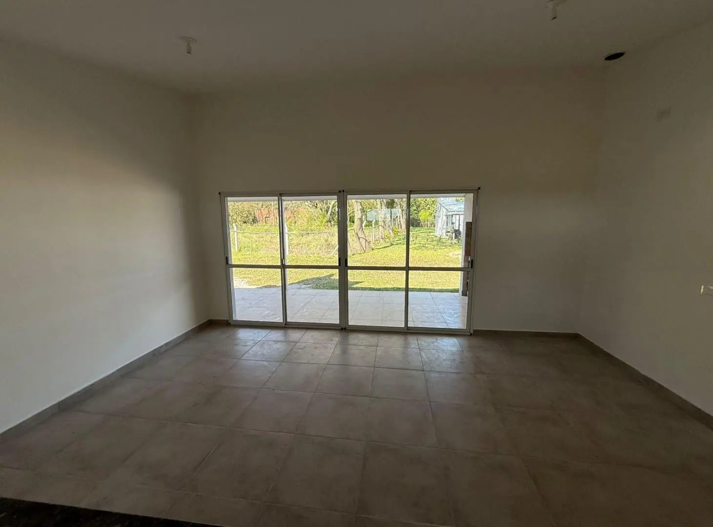 Royo Inmobiliaria alquila casa con Pileta en Barrio Privado Quiloazas sobre Ruta 1 5