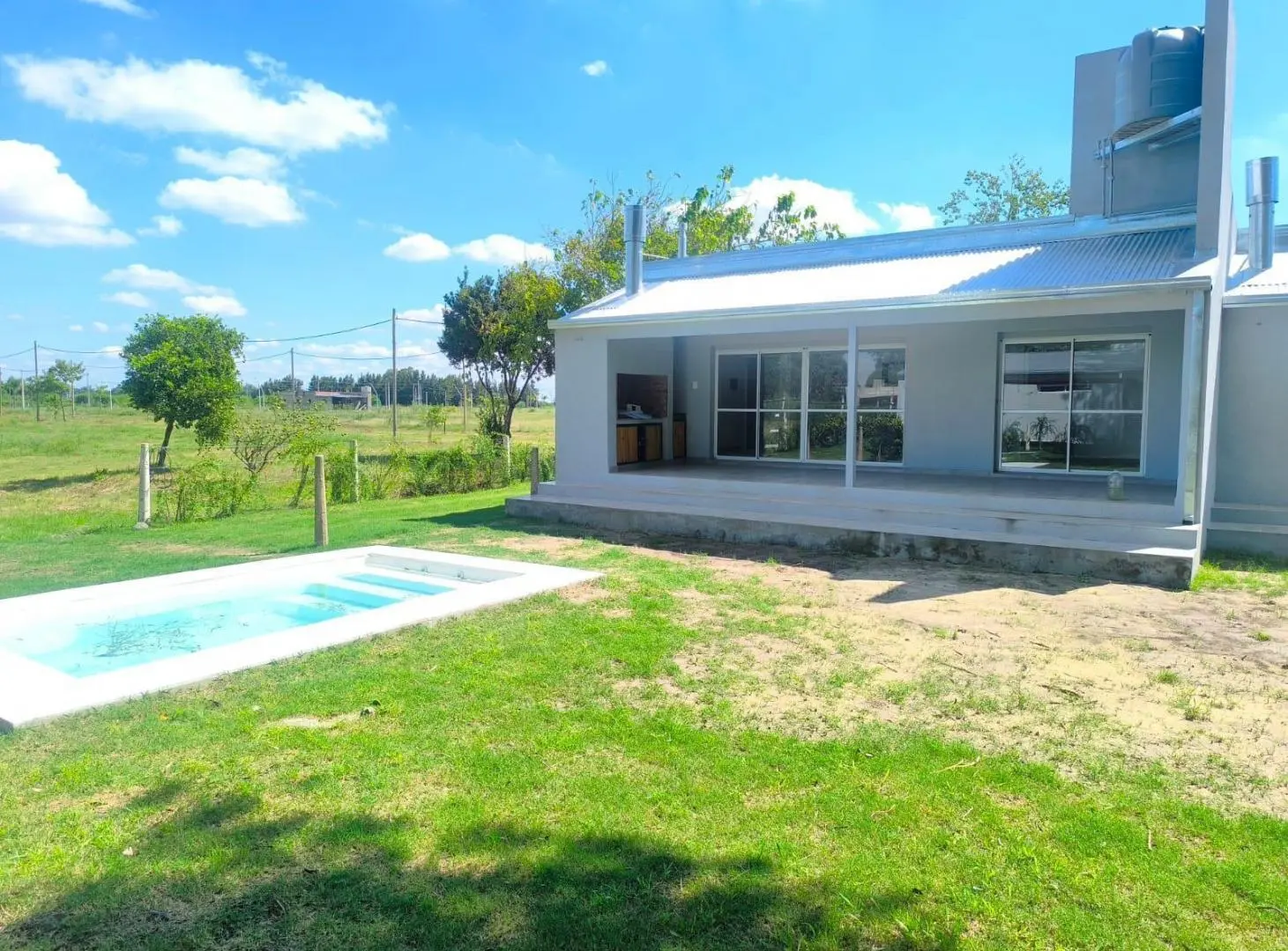Royo Inmobiliaria alquila casa con Pileta en Barrio Privado Quiloazas sobre Ruta 1 1