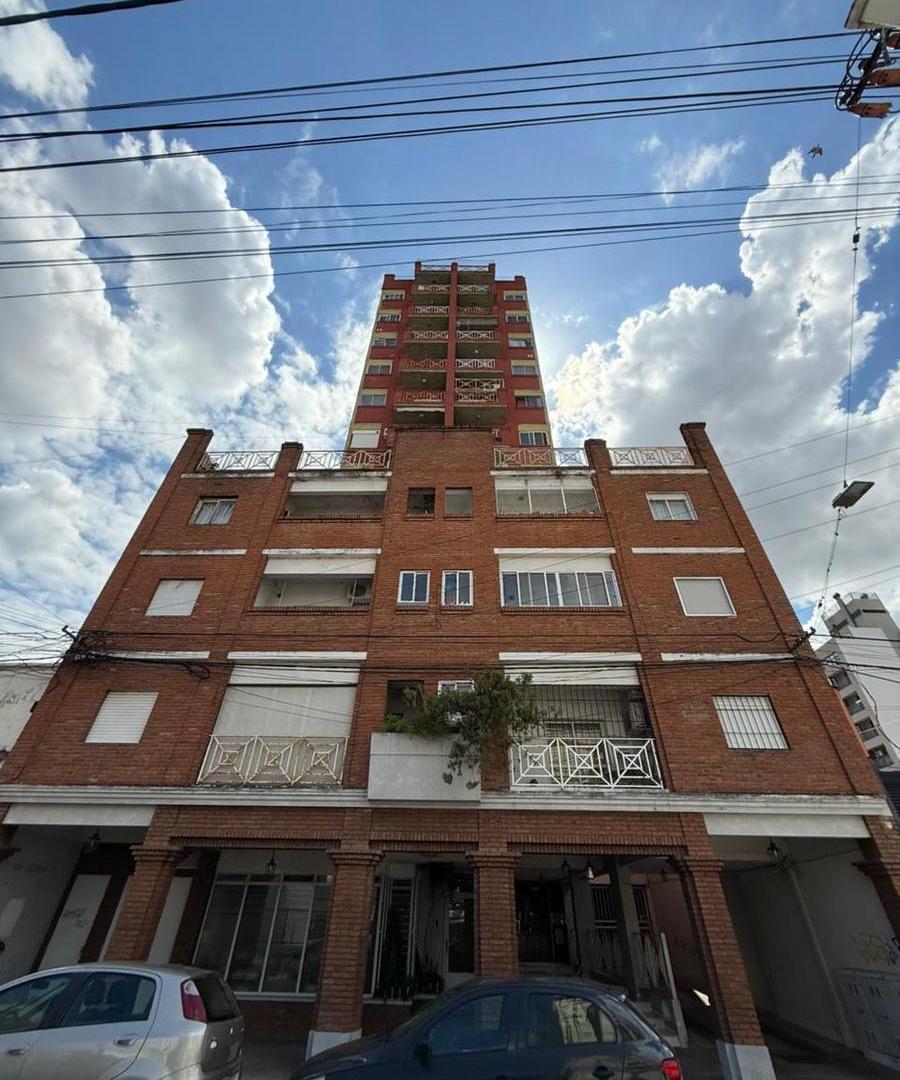 Royo Inmobiliaria alquila dpto dos dormitorios con placar con hermoso balcón.