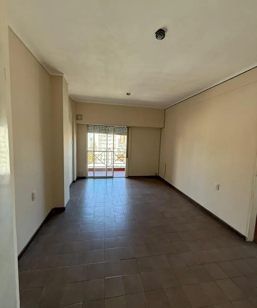 Royo Inmobiliaria alquila dpto dos dormitorios con placar con hermoso balcón. 1