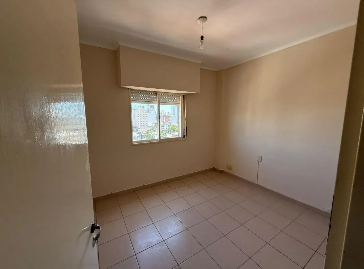 Royo Inmobiliaria alquila dpto dos dormitorios con placar con hermoso balcón. 3
