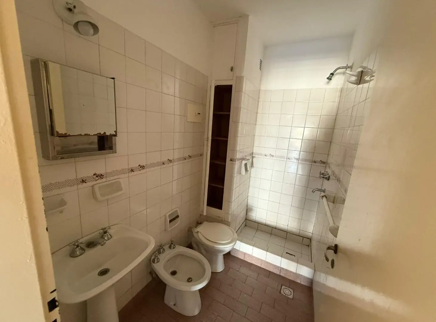 Royo Inmobiliaria alquila dpto dos dormitorios con placar con hermoso balcón. 4
