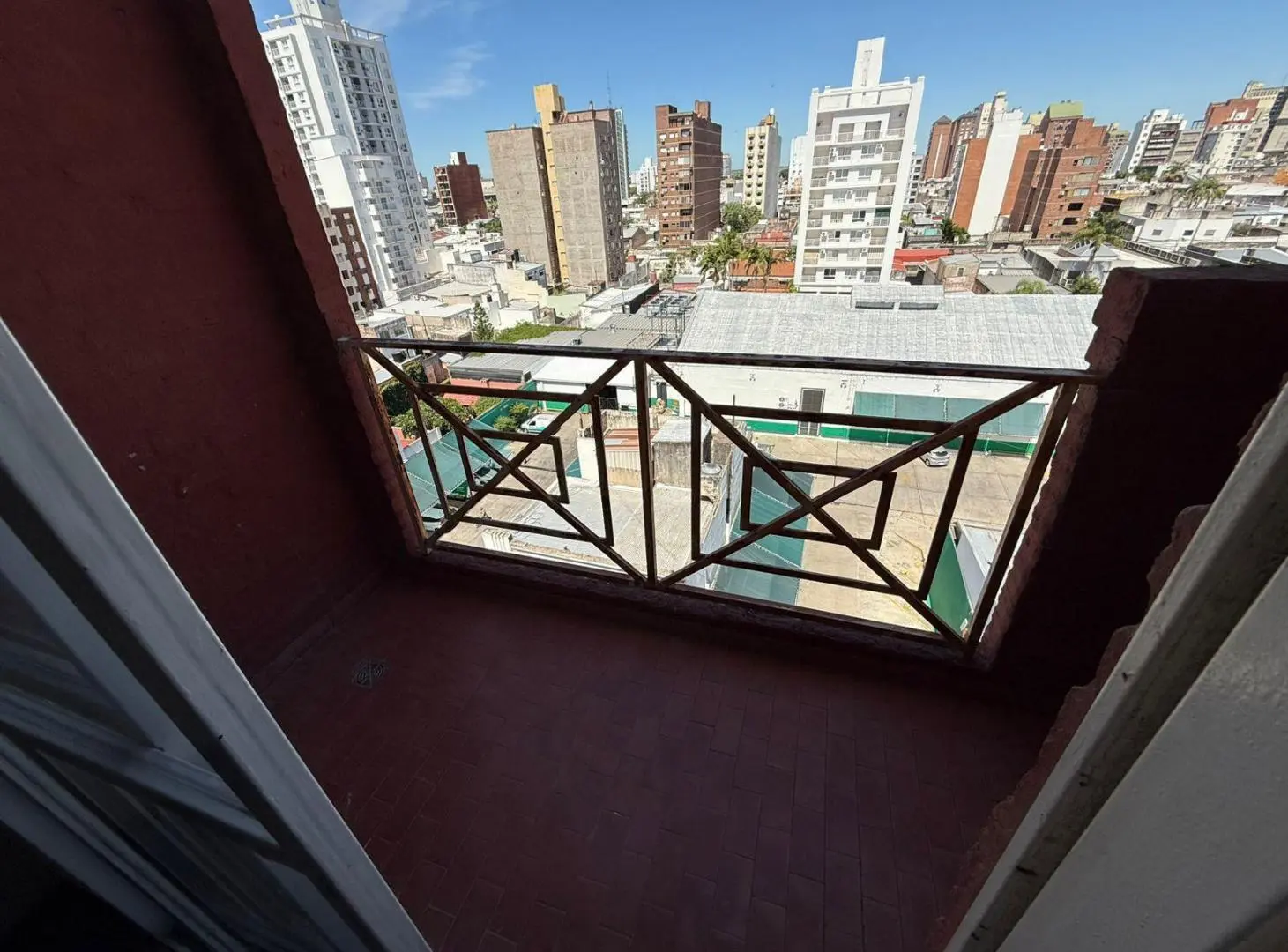 Royo Inmobiliaria alquila dpto dos dormitorios con placar con hermoso balcón. 5