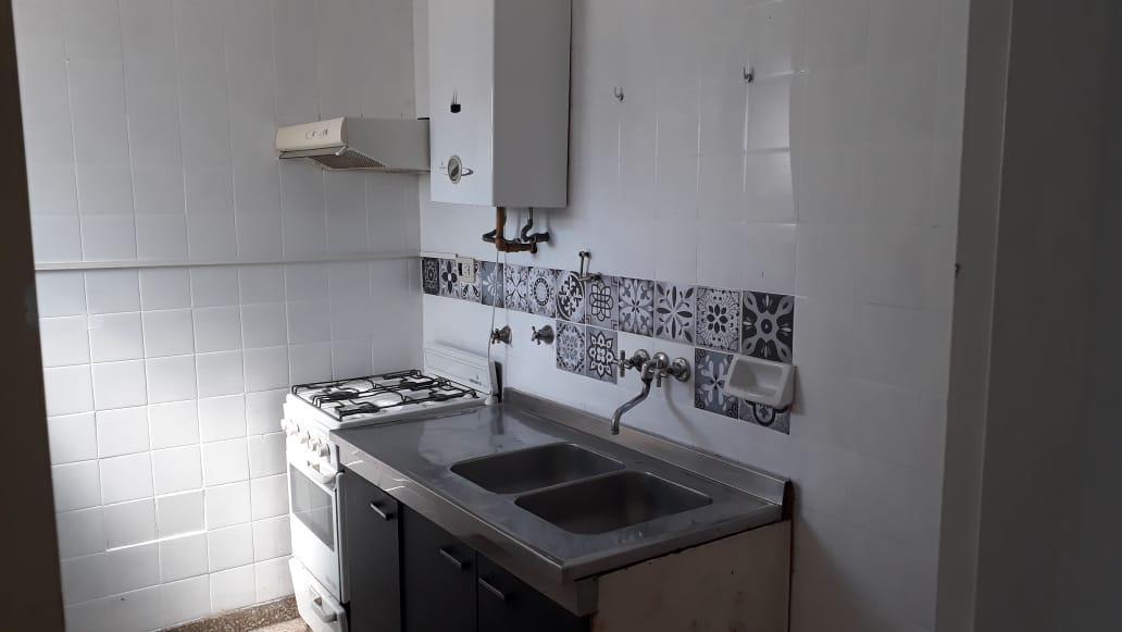 Royo Inmobiliaria alquila depto dos dormitorios por escalera frente a Legislatura (barrio Sur)
