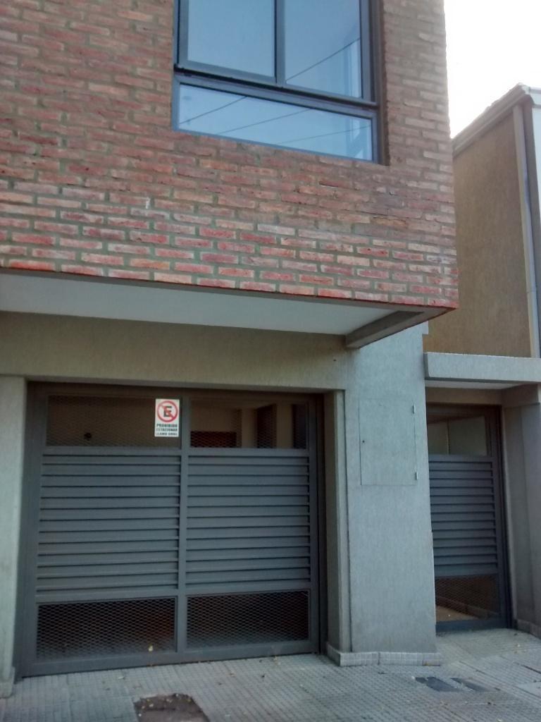 Royo Inmobiliaria alquila hermosa casa en dos plantas de cuatro dormitorios