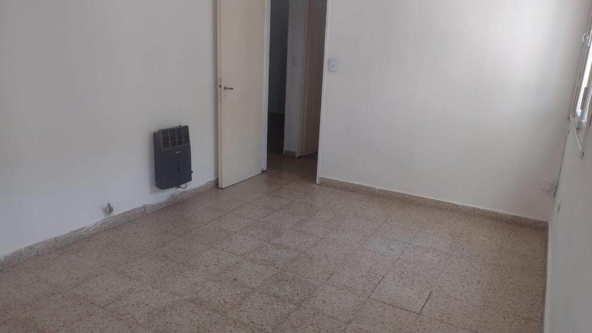 Foto de Royo Inmobiliaria alquila dpto dos dormitorios y cochera zona Hospital, imagen 5