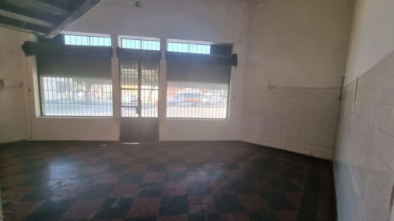 Local en Esquina con baño. 2