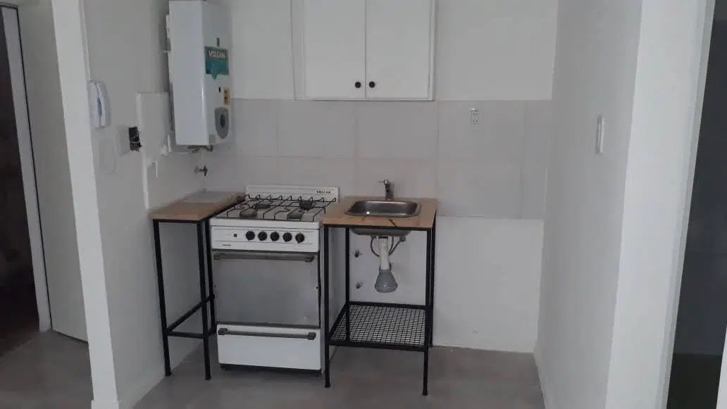 Royo Inmobiliaria alquila depto un dormitorio refaccionado sobre costanera, ideal UTN 5