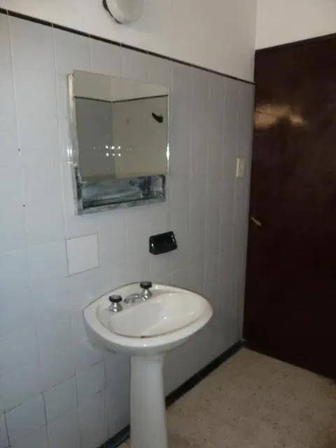 Royo Inmobiliaria alquila interno a 100 mts. de Bv Pellegrini. 4