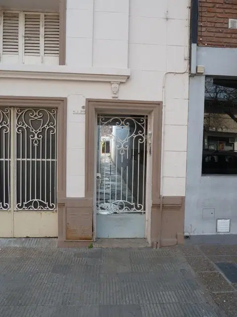 Royo Inmobiliaria alquila interno a 100 mts. de Bv Pellegrini. 5