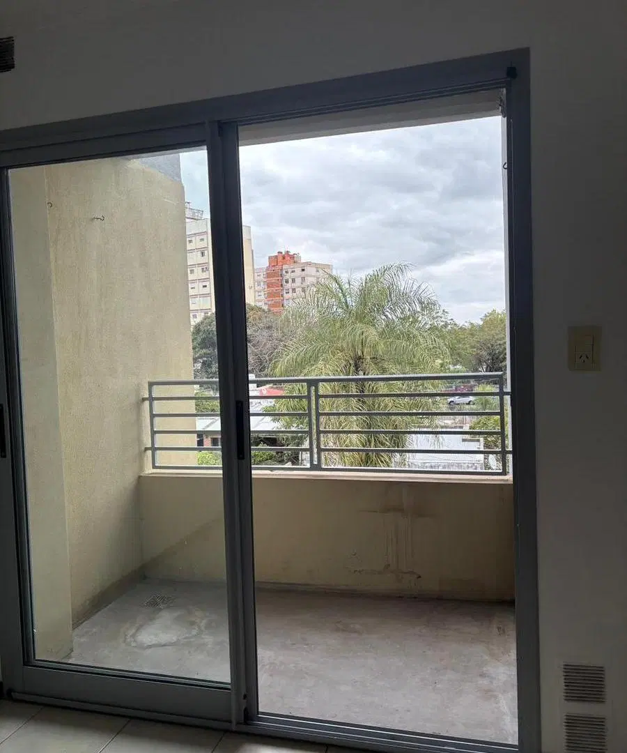 Departamento de un dormitorio ideal est. de ed. física con balcón. 3