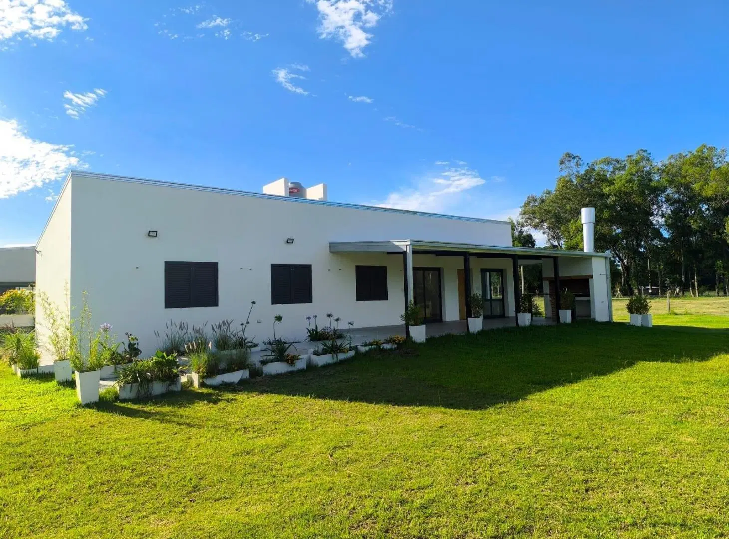 Casa en Barrio Privado Quiloaza de 3 dorm , 2baños , living comedor, jardin. 3