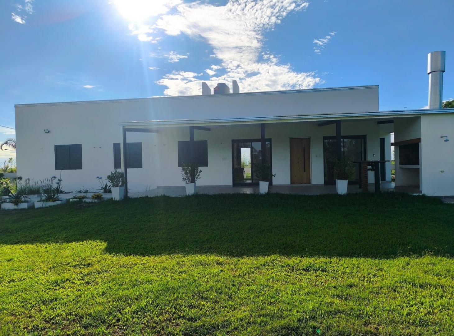 Casa en Barrio Privado Quiloaza de 3 dorm , 2baños , living comedor, jardin.