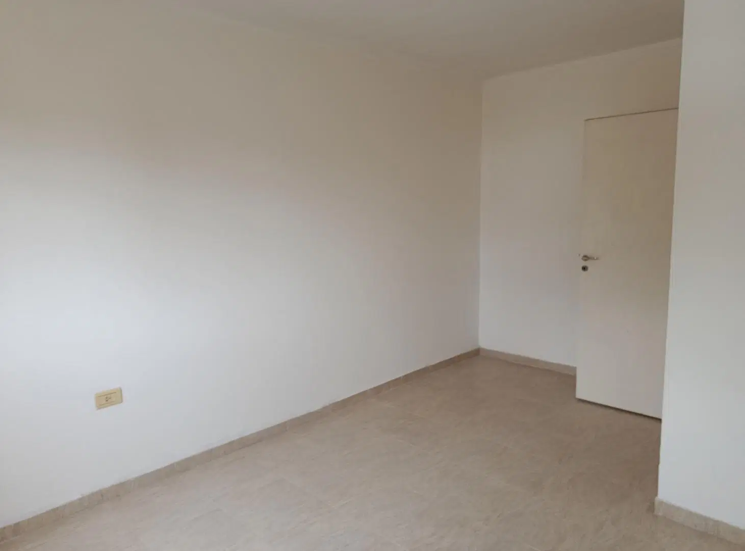 Royo Inmobiliaria alquila departamento en P.A de dos dormitorios zona Blas Parera 5