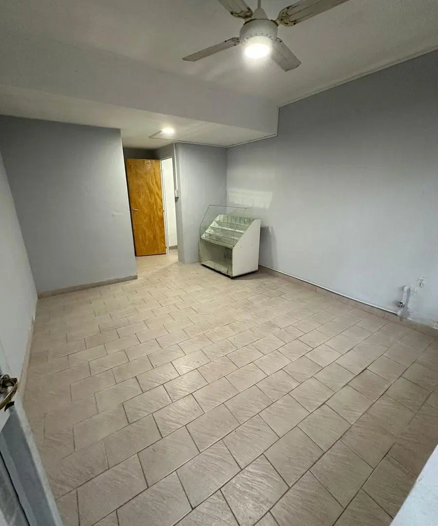 Royo Inmobiliaria alquila local para kiosko, peluquería o similar 4