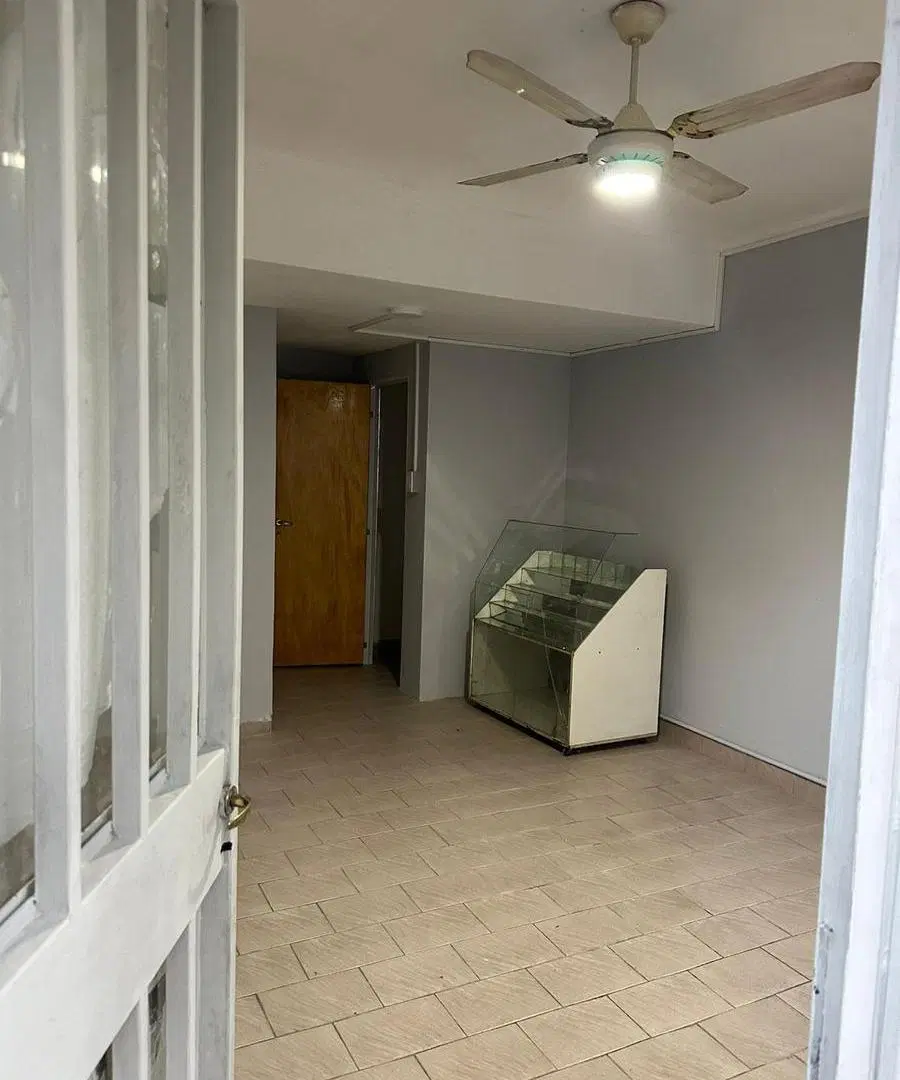 Royo Inmobiliaria alquila local para kiosko, peluquería o similar 3
