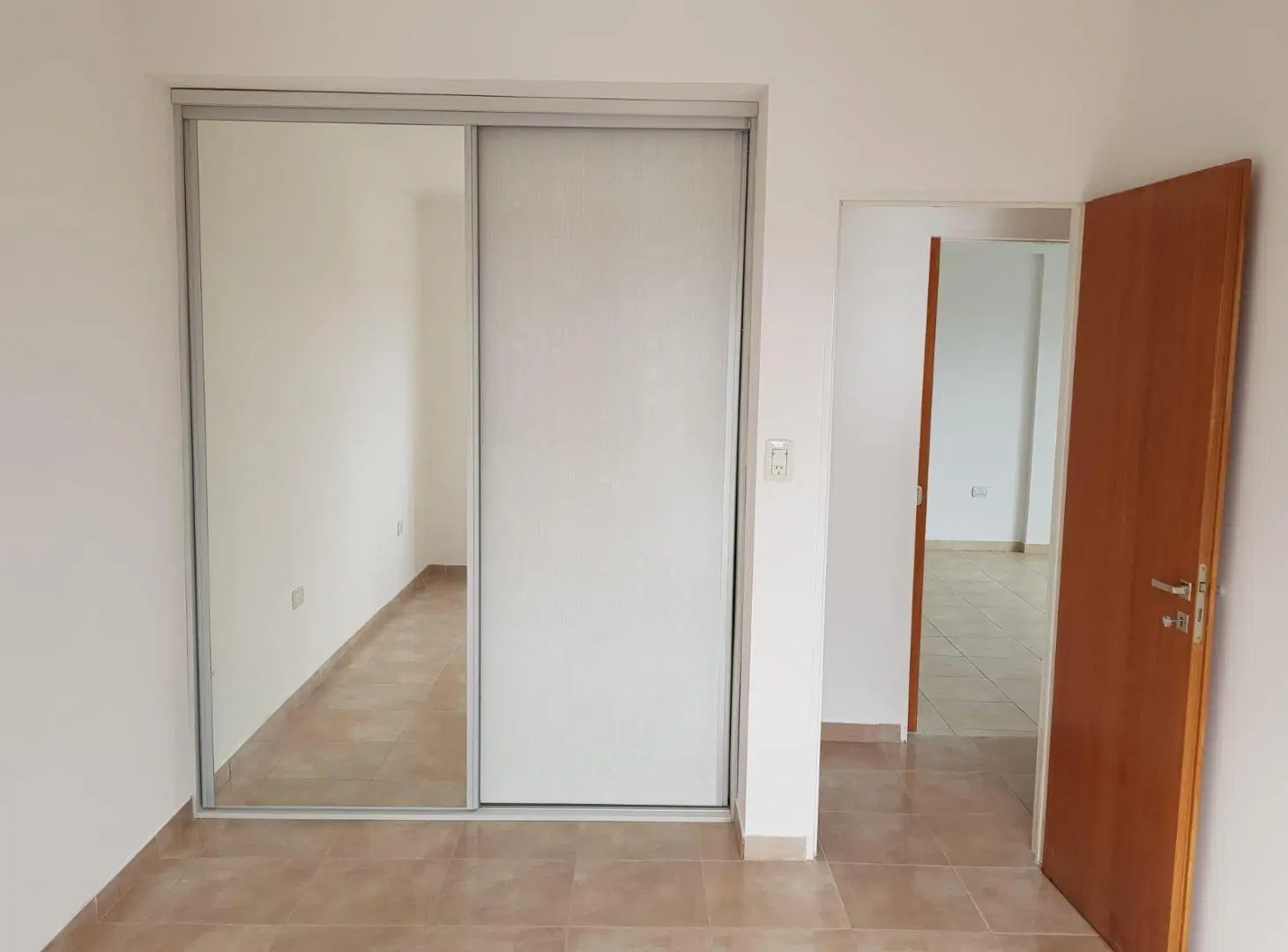 Royo Inmobiliaria alquila depto dos dormitorios y cochera 3